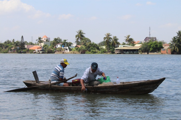 Các chuyên gia lấy mẫu nước trên sông Đồng Nai để phân tích, xét nghiệm Ảnh: XUÂN HOÀNG