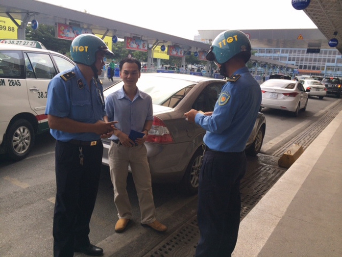 Thanh tra Sở GTVT TP HCM kiểm tra các xe có sử dụng phần mềm Uber tại nhà ga Tân Sơn Nhất