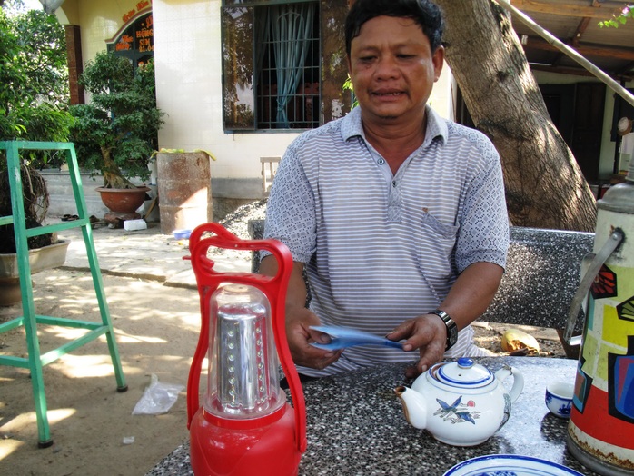 Ông Trần Văn Dũng - Bí thư Chi bộ thôn Mỹ Phú 1, xã An Hiệp - bức xúc khi xã, huyện giới thiệu để doanh nghiệp lừa đảo dân bán thiết bị điện dỏm 
Ảnh: HỒNG ÁNH