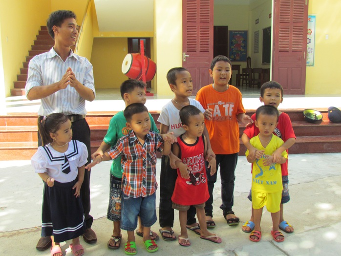 Thầy Nguyễn Ngọc Hạ và các em học sinh Trường Tiểu học xã đảo Sinh Tồn