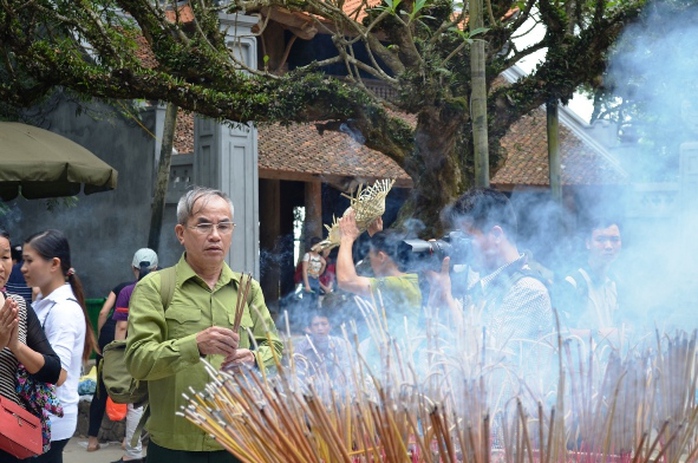 Bác Đỗ Hồng Thu đang kính cẩn dâng hương tưởng nhớ đến tổ tiên của người Việt