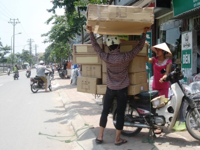 Người lao động tỏ ra rất mệt mỏi lao động hàng giờ trong thời tiết nóng bức như đổ lửa thế này