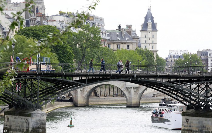 Cây cầu Pont des Arts sau khi được rửa mặt. Ảnh: AP