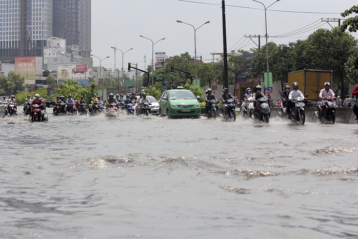 Nước ngập lai láng, khiến các phương tiện giao thông lưu thông lộn xộn.