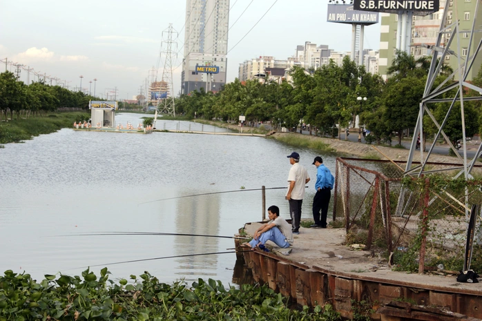 Nhiều câu thủ còn leo ra ngồi dưới trụ điện cao thế để câu cá, dù khu vực này đã được rào chắn cẩn thận.