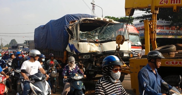 Chiếc xe tải hư hại nặng sau khi đâm vào xe cứu hỏa