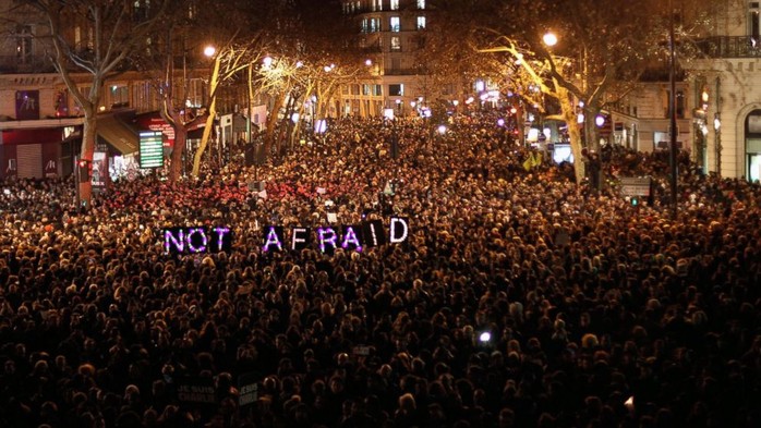 Hàng trăm ngàn người Pháp đổ xuống đường ở Paris đêm 7-2 với lời nhắn nhủ Not afraid (Đừng sợ). Ảnh: AP