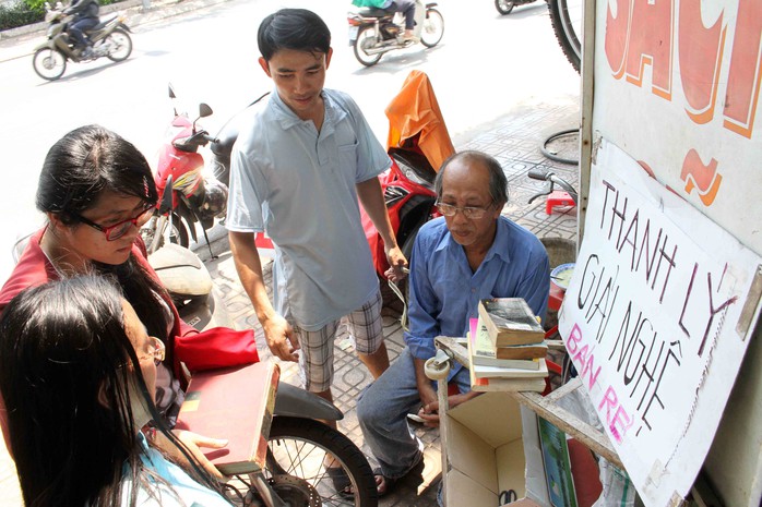 Dù nhiều người đến ủng hộ nhưng ông Trí vẫn rất lo lắng vì không biết phải làm sao để thanh lý hết 10 tấn sách này.