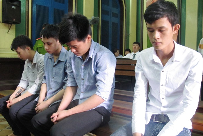 Bị cáo Lê Tấn Phi (thứ 2 từ trái sang) lãnh án 17 năm tù giam