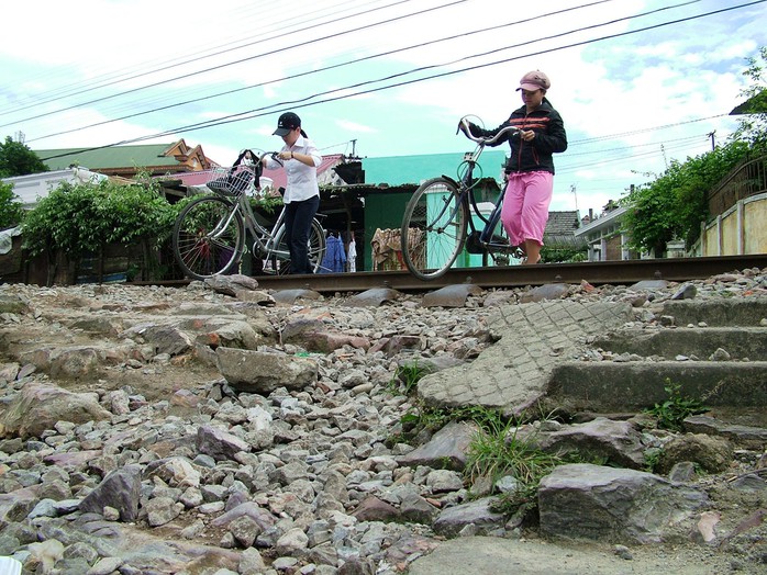 Một trong nhiều tuyến đường ngang dân sinh giao cắt với đường sắt tiềm ẩn tai nạn ở tỉnh Quảng Bình Ảnh: HOÀNG PHÚC