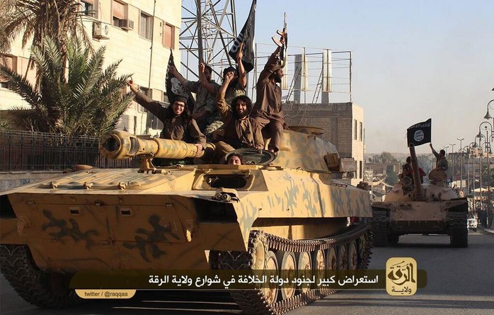 Phiến quân IS có cả xe tăng và tên lửa Ảnh: TELL ME MORE BLOGGER