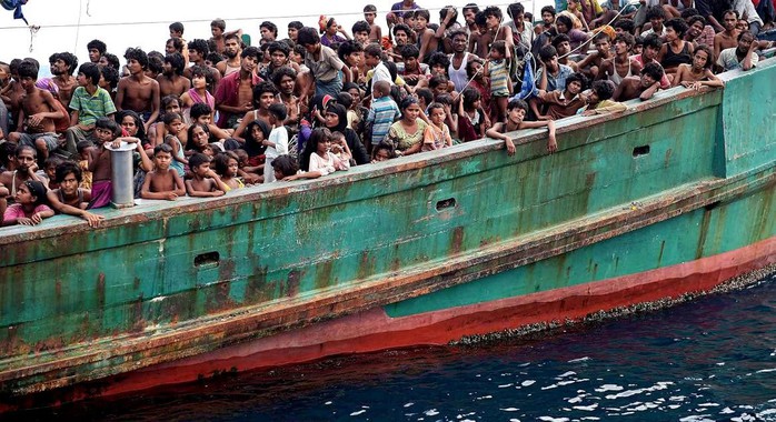 Tàu chở di dân bất hợp pháp người Rohingya và Bangladesh bị phát hiện trôi tự do trên biển Ảnh: COCONUTS BANGKOK