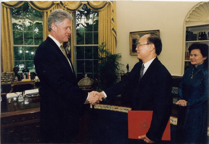 Đại sứ Lê Văn Bàng (giữa) trao Quốc thư đến Tổng thống Mỹ Bill Clinton vào ngày 14-5-1997, chính thức trở thành Đại sứ Việt Nam đầu tiên tại Mỹ. (Ảnh do ông Lê Văn Bàng cung cấp)
