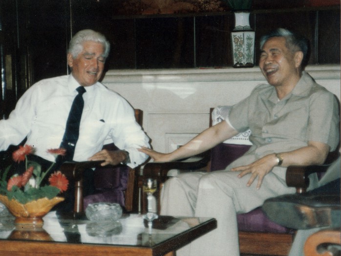 Phó Chủ tịch Hội đồng Bộ trưởng Nguyễn Cơ Thạch và Đại sứ William Sullivan tại Hà Nội năm 1989. (Ảnh do nguyên Thứ trưởng Bộ Ngoại giao Lê Văn Bàng cung cấp)