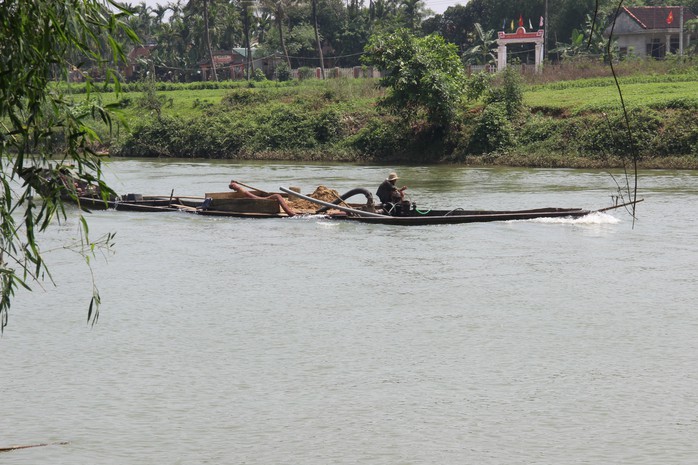 Một thuyền khai thác cát trái phép trên sông Bồ (tỉnh Thừa Thiên - Huế) Ảnh: QUANG TÁM