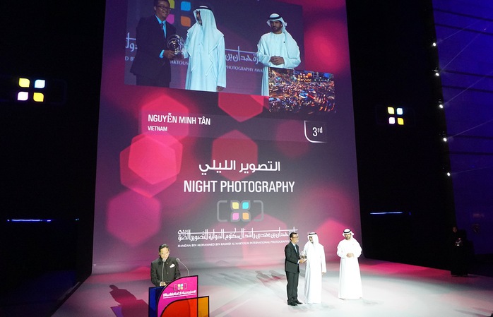 Nhiếp ảnh gia Nguyễn Tân nhận giải thưởng của Ban Tổ chức HIPA tại TP Dubai. (Ảnh do nhiếp ảnh gia cung cấp)