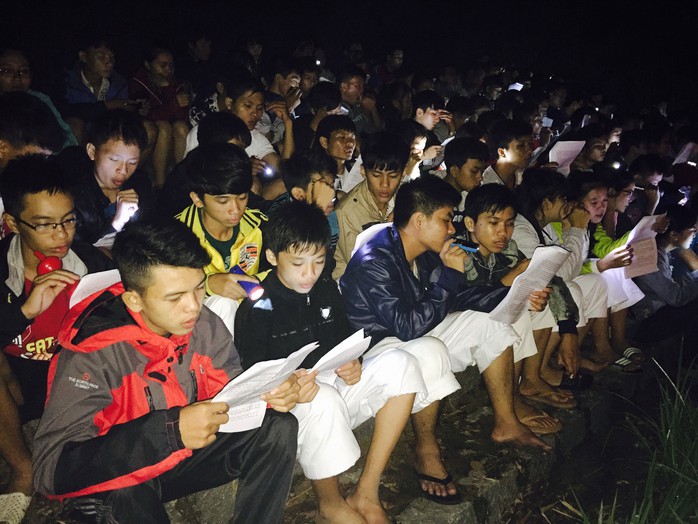 Các môn sinh tập hát dân ca 3 miền dưới ánh sáng những chiếc đèn từ pin và lửa trại