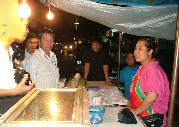 Một gia đình Việt kiều buôn bán ở chợ đêm TP Mukdahan - Thái Lan
