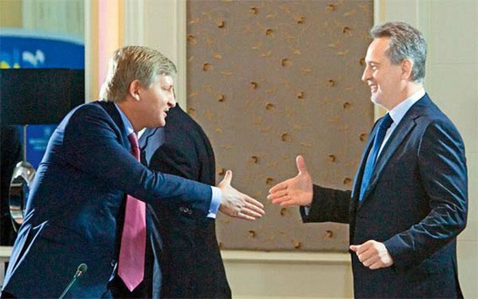 Ông Rinat Akhmetov (trái) và ông Dmytro Firtash đều là những tỉ phú thân cận với cựu tổng thống Viktor Yanukovych Ảnh: KYIV POST