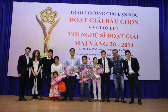 Ca sĩ Noo Phước Thịnh, ca sĩ Đông Nhi, nhóm hát 365 và diễn viên Quách Ngọc Ngoan trao thưởng và tặng hoa cho những bạn đọc trúng giải  Ảnh: Hoàng Triều