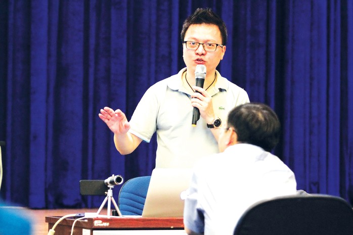 Tác giả bài viết trao đổi nghiệp vụ về làm báo mobile tại Báo Người Lao Động vào cuối tháng 3-2015
 Ảnh: HOÀNG TRIỀU