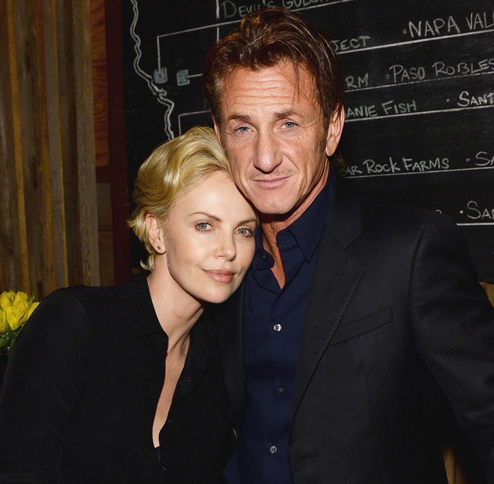 Charlie Theron và Sean Penn thời còn mặn nồng Ảnh: REUTERS