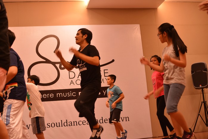 Alexander Tú dạy nhảy cho học viên ở Soul Dance Academy