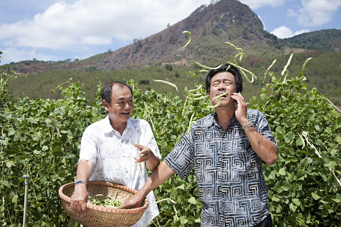 Nghệ sĩ Việt Anh và Bảo Khương trong phim “Tỷ phú tưng”. (Ảnh do đoàn phim cung cấp)