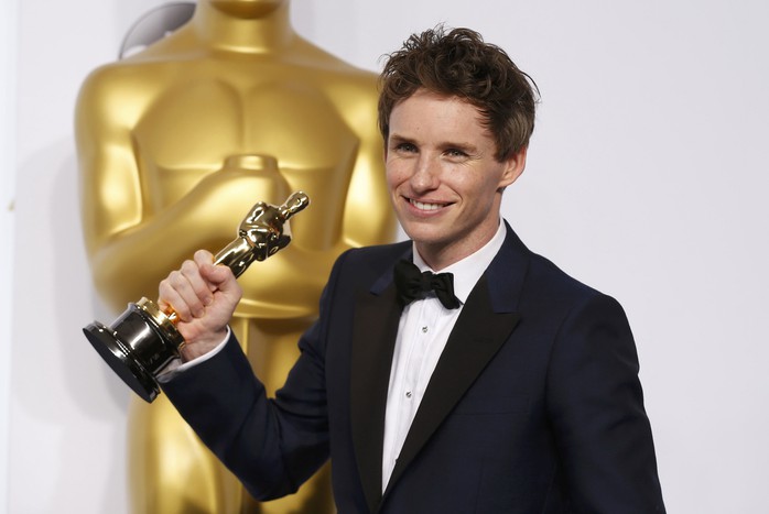 Eddie Redmayne với tượng vàng Oscar cho Nam diễn viên chính xuất sắc nhất     Ảnh: REUTERS