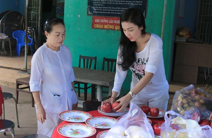 Diễn viên Việt Trinh xây lại bếp ăn cho Trung tâm Dưỡng lão Nghệ sĩ TP HCM trong chương trình “Tổ ấm hạnh phúc”. (Ảnh do chương trình cung cấp)