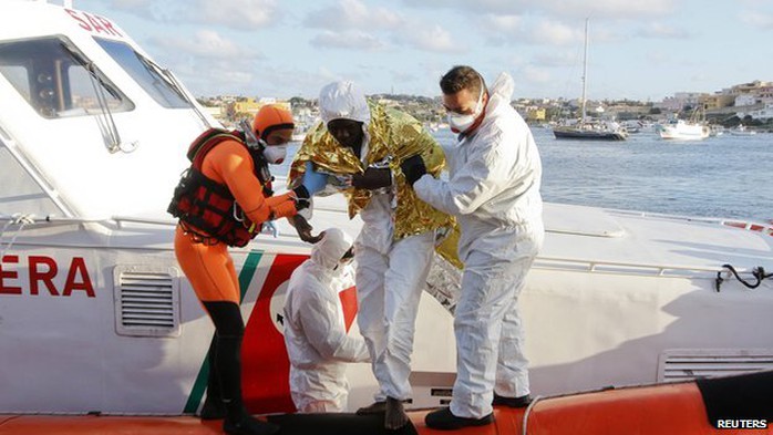 Những người di cư bằng đường biển luôn phải đối mặt nguy cơ chìm thuyền. Ảnh: Reuters