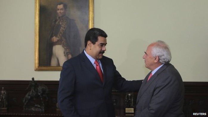 Ông Ernesto Samper (phải) hứa với Tổng thống Maduro sẽ giúp đỡ Venzuela.