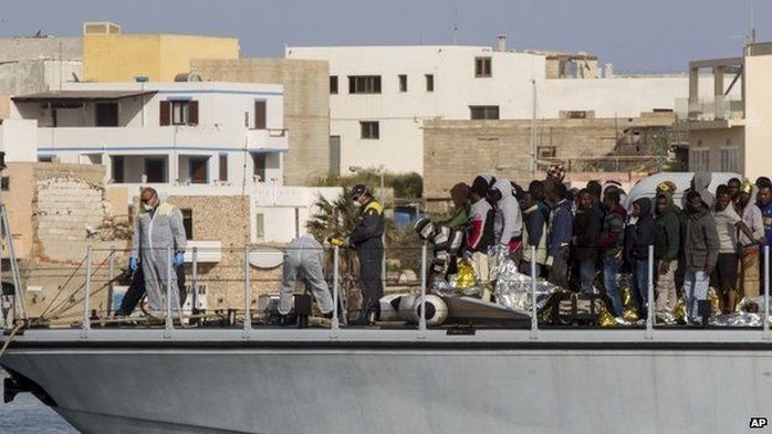 Một số người tị nạn đã đến đảo Lampedusa, Ý. Ảnh: AP