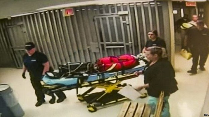 Camera quan sát cho thấy động thái của các nhân viên phòng giam quận Waller sau khi Sarah Bland tự sát. Ảnh: BB