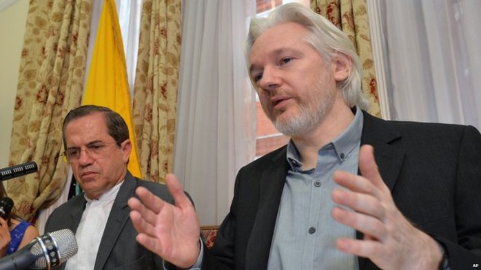 Ông Julian Assange vẫn đang trốn tại Đại sứ quán Ecuador. Ảnh: AP