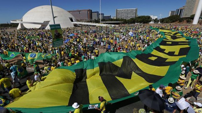 Nhiều người hô vang khẩu hiệu “bà Dilma từ chức”. Ảnh: AP