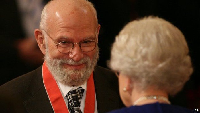 Oliver Sacks lúc nhận huân chương từ  nữ hoàng Anh năm 2008