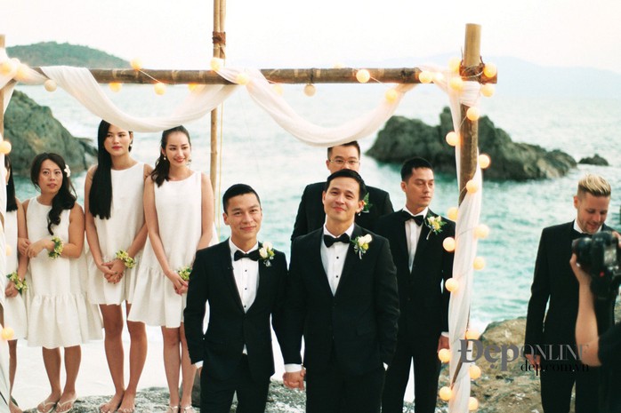 Adrian Anh Tuấn (trái, hàng trước) và Sơn Đoàn trong ngày cưới. (Ảnh do nhân vật cung cấp)