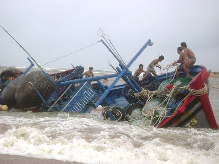 Nghề đi biển luôn phải đối mặt với nhiều nguy hiểm. Trong ảnh: Một tàu cá bị sóng to, gió lớn đánh chìm trên vùng biển Phú Yên Ảnh: HỒNG ÁNH