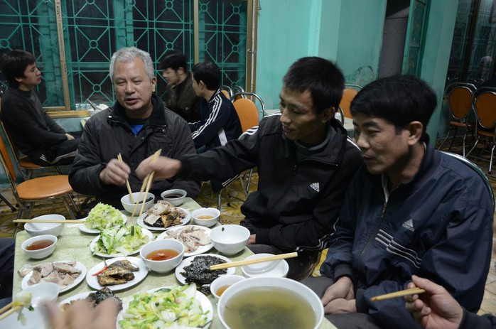 Bữa chiều tươm tất tại bếp ăn tập thể Công ty Than Hà Lầm Ảnh: VĂN DUẨN