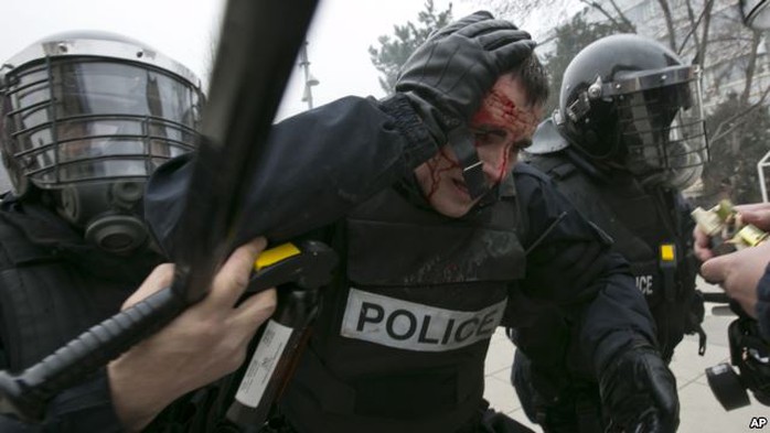 Một cảnh sát chống bạo động bị thương. Ảnh: AP
