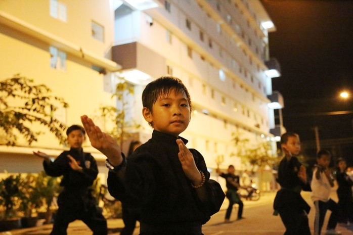 Em Trần Vũ Linh (9 tuổi, con của một nữ công nhân ở khu đô thị) đăng ký học võ cổ truyền hằng đêm tại sân sinh hoạt chung