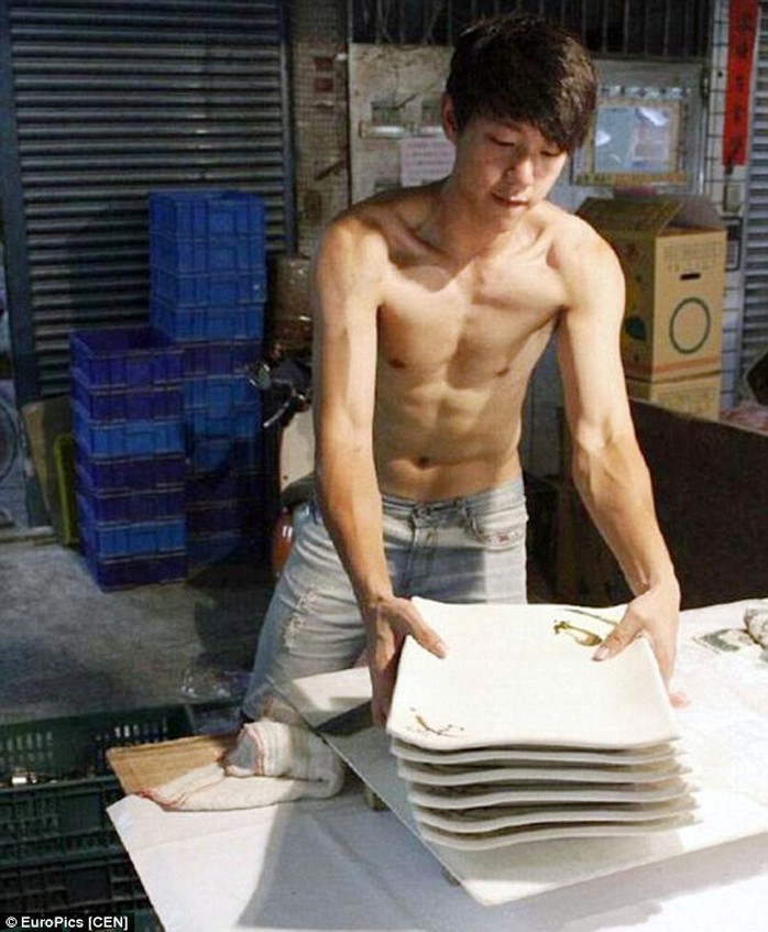 Chàng trai bán bánh Yu Sheng-lun. Ảnh: EuroPics