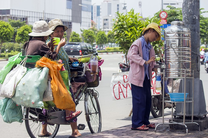 Mỗi ngày bà Mai kiếm được khoảng 50.00-100.000 đồng từ tiền bán ve chai nhưng tiền nhà trọ khoảng 1.500.000 đồng nên bà phải cố gắng hạn chế chi tiêu mới đủ sống. Mỗi khi khát nước, cả nhà tìm một chỗ uống nước miễn phí bên lề đường