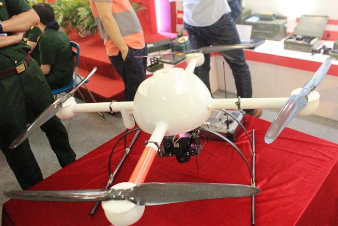 Một mô hình máy bay không người lái khác UAV MiCro DRONEs MD4. Đây là máy bay do thám chuyên quay phim, chụp ảnh truyền trực tiếp về sở chỉ huy mặt đất.