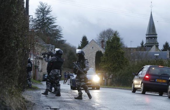 Chiến dịch ban đêm đang được tiến hành. Trong ảnh: Cảnh sát tuần tra khu Corcy, Đông Bắc Paris, tối 8-1. Ảnh: Reuters