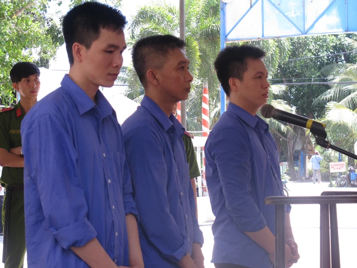 Từ trái sang phải: bị cáo Huỳnh Nhựt Anh, Huỳnh Văn Phong, Huỳnh Văn Ly