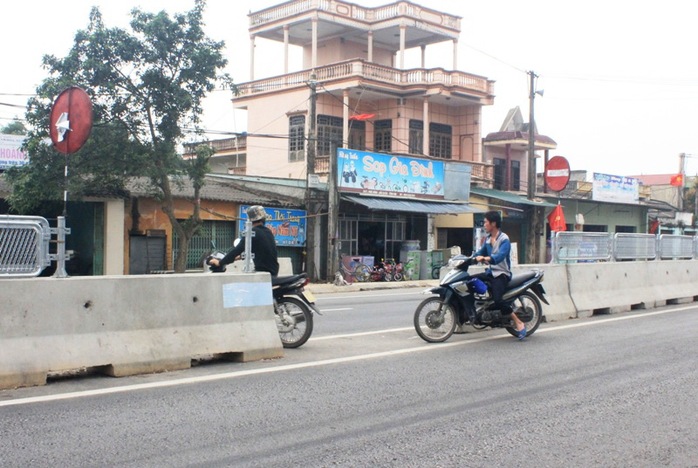 Việc thi công nâng cấp, mở rộng Quốc lộ 1 phát sinh nhiều vấn đề khi tuyến Bắc - Nam này chạy qua khu vực đông dân cư. Trong ảnh: Người dân ở Thanh Hóa tự ý tháo dải phân cách để mở lối trên Quốc lộ 1 Ảnh: Thanh Tuấn