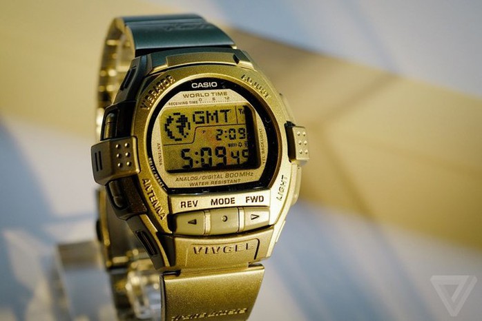 Năm 1994, mode VivCel VCL-100 đã được trang bị hệ thống ăng-ten để xác định khi nào điện thoại của bạn có cuộc gọi đến. Chiếc đồng hồ sẽ báo rung thay cho báo động - có khác gì những chiếc smartwatch cao cấp hiện nay đâu nhỉ?