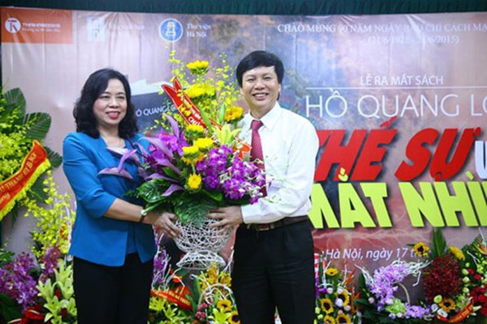 Phó Bí Thư TP Hà Nội chúc mừng nhà báo Hồ Quang Lợi trong ngày ra mắt cuốn sách